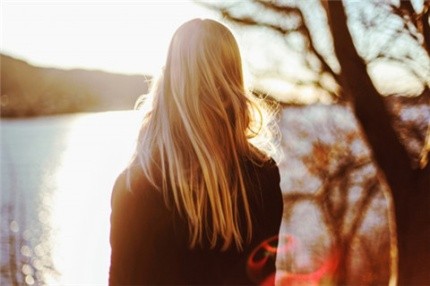 女生充满忧伤的背影图片大全