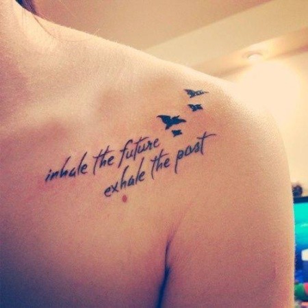 精致小巧的英文字母锁骨纹身图欣赏